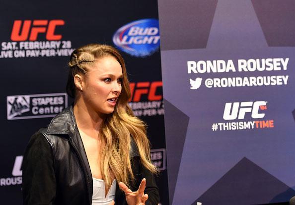 Encarada entre Ronda Rousey e Cat Zingano no Media Day do UFC 184, em Los Angeles