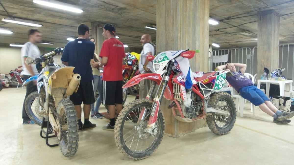 Imagens de bastidores do Superenduro, em BH: boxes, belas mulheres e pilotos