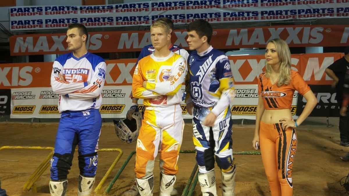 Imagens de bastidores do Superenduro, em BH: boxes, belas mulheres e pilotos