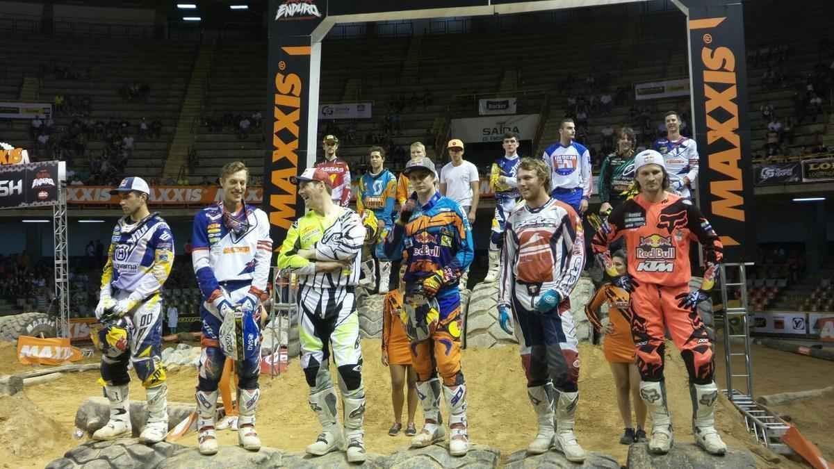 Imagens de bastidores do Superenduro, em BH: boxes, belas mulheres e pilotos