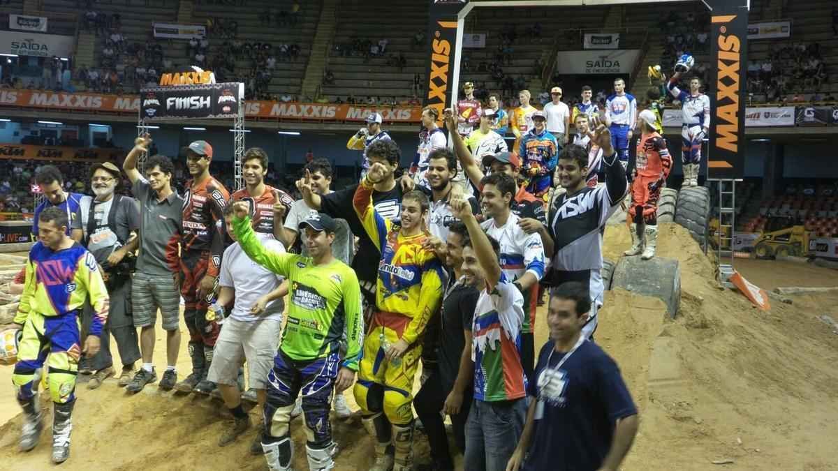 Imagens de bastidores do Superenduro, em BH: boxes, belas mulheres e pilotos