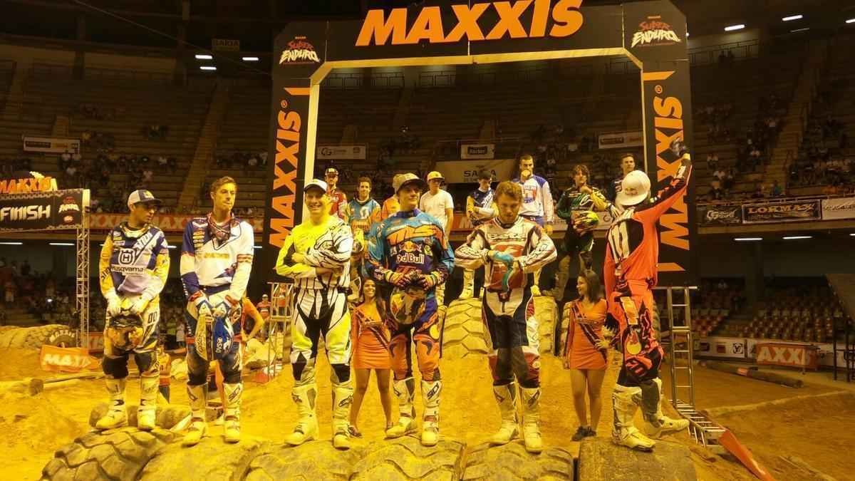 Imagens de bastidores do Superenduro, em BH: boxes, belas mulheres e pilotos