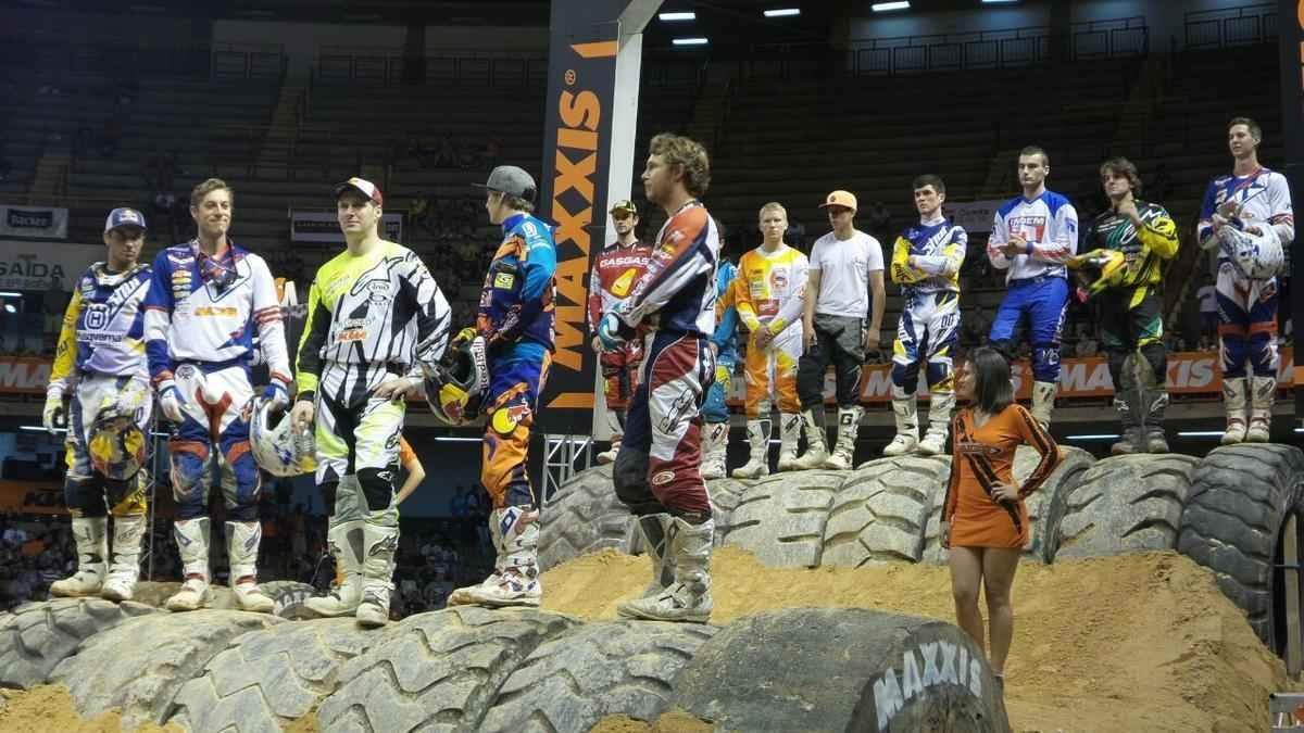 Imagens de bastidores do Superenduro, em BH: boxes, belas mulheres e pilotos
