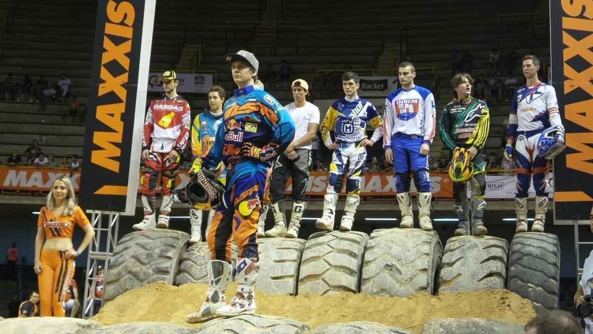 Imagens de bastidores do Superenduro, em BH: boxes, belas mulheres e pilotos