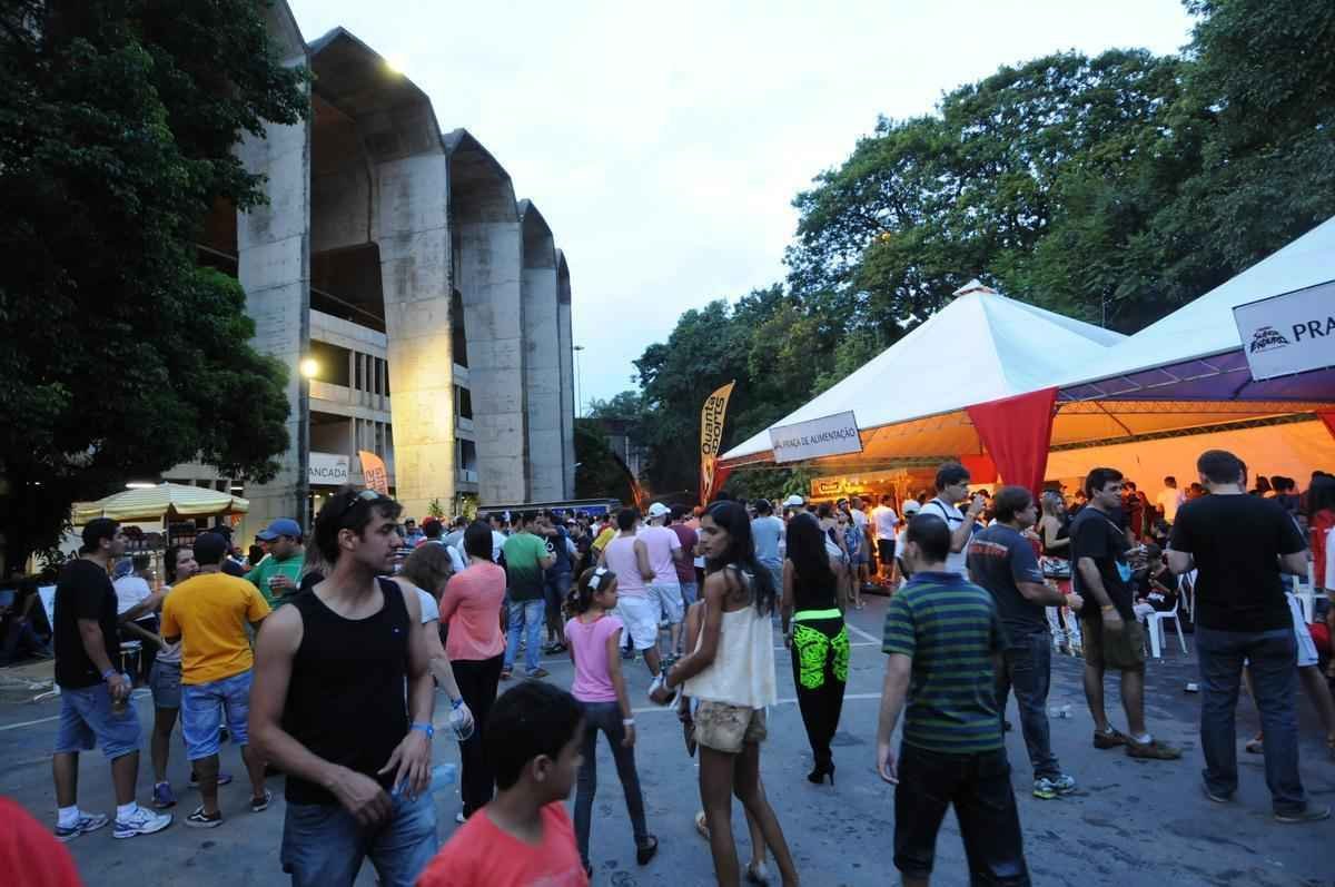 Imagens de bastidores do Superenduro, em BH: boxes, belas mulheres e pilotos