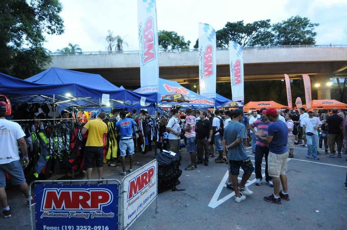 Imagens de bastidores do Superenduro, em BH: boxes, belas mulheres e pilotos