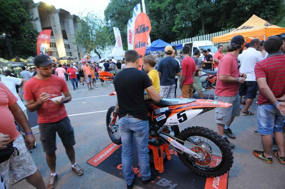 Imagens de bastidores do Superenduro, em BH: boxes, belas mulheres e pilotos