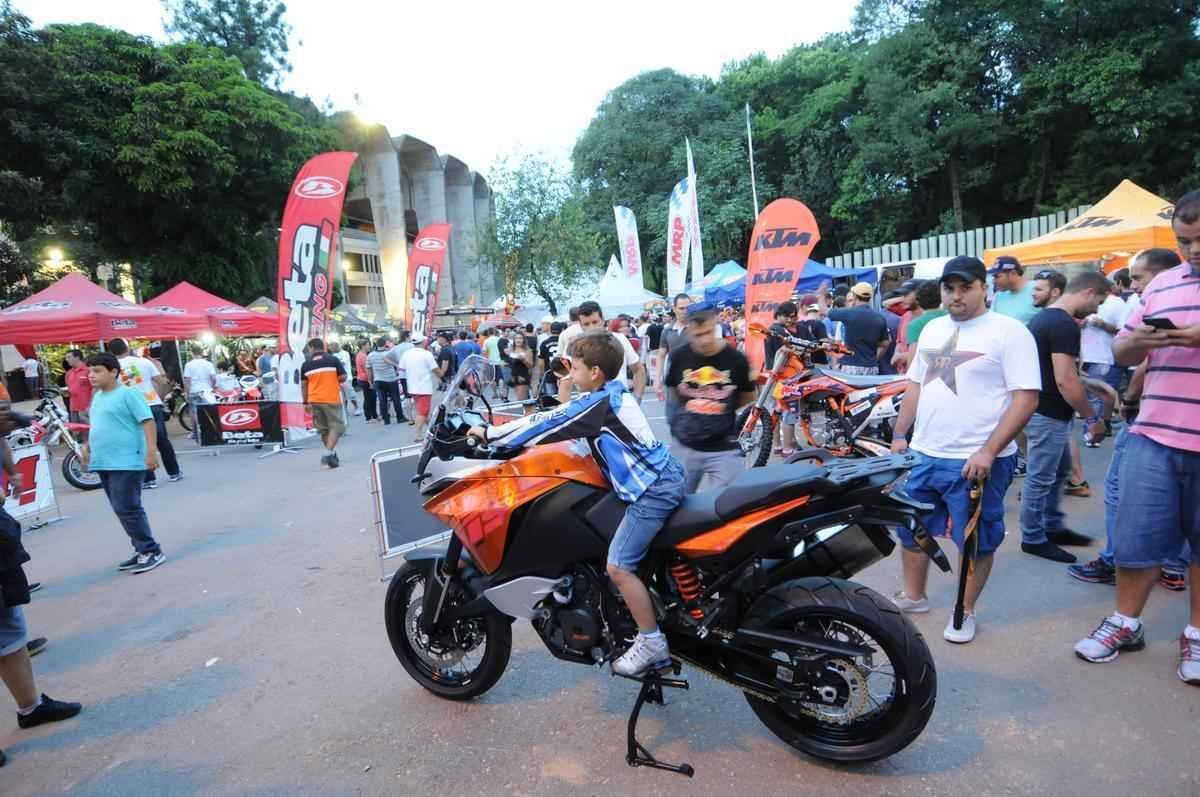 Imagens de bastidores do Superenduro, em BH: boxes, belas mulheres e pilotos