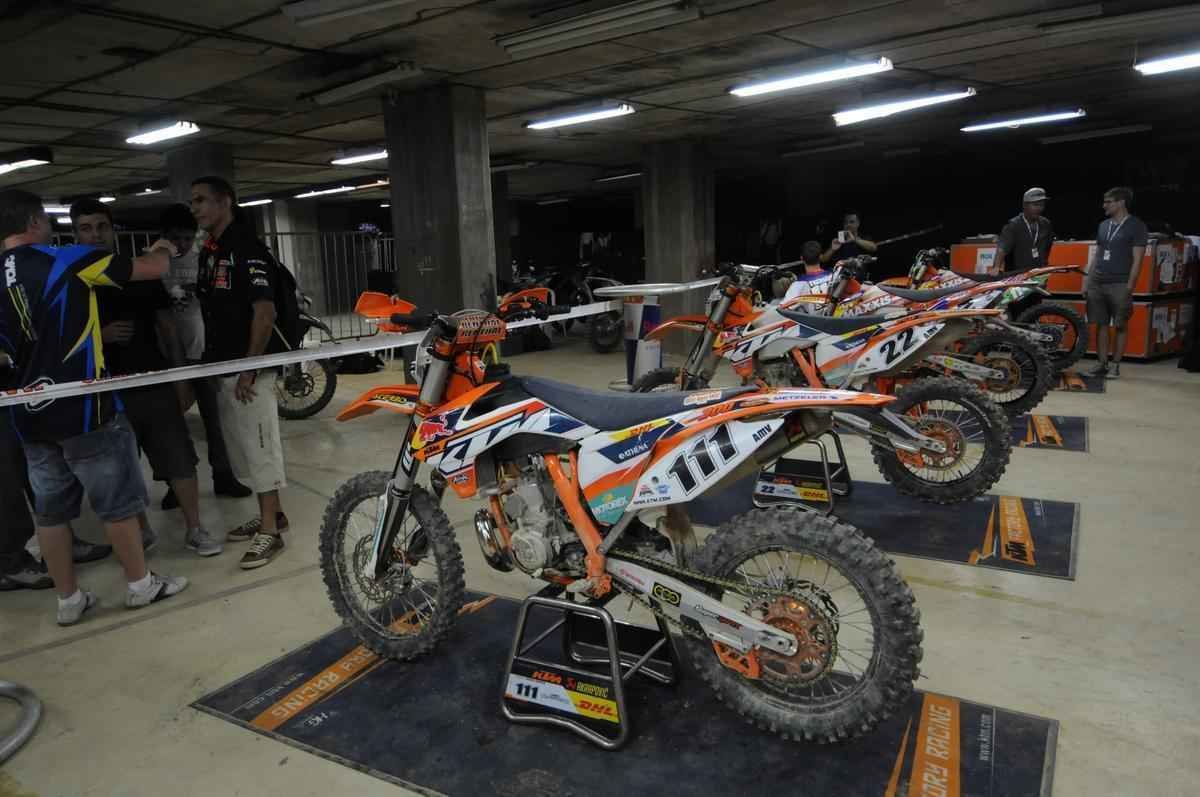 Imagens de bastidores do Superenduro, em BH: boxes, belas mulheres e pilotos