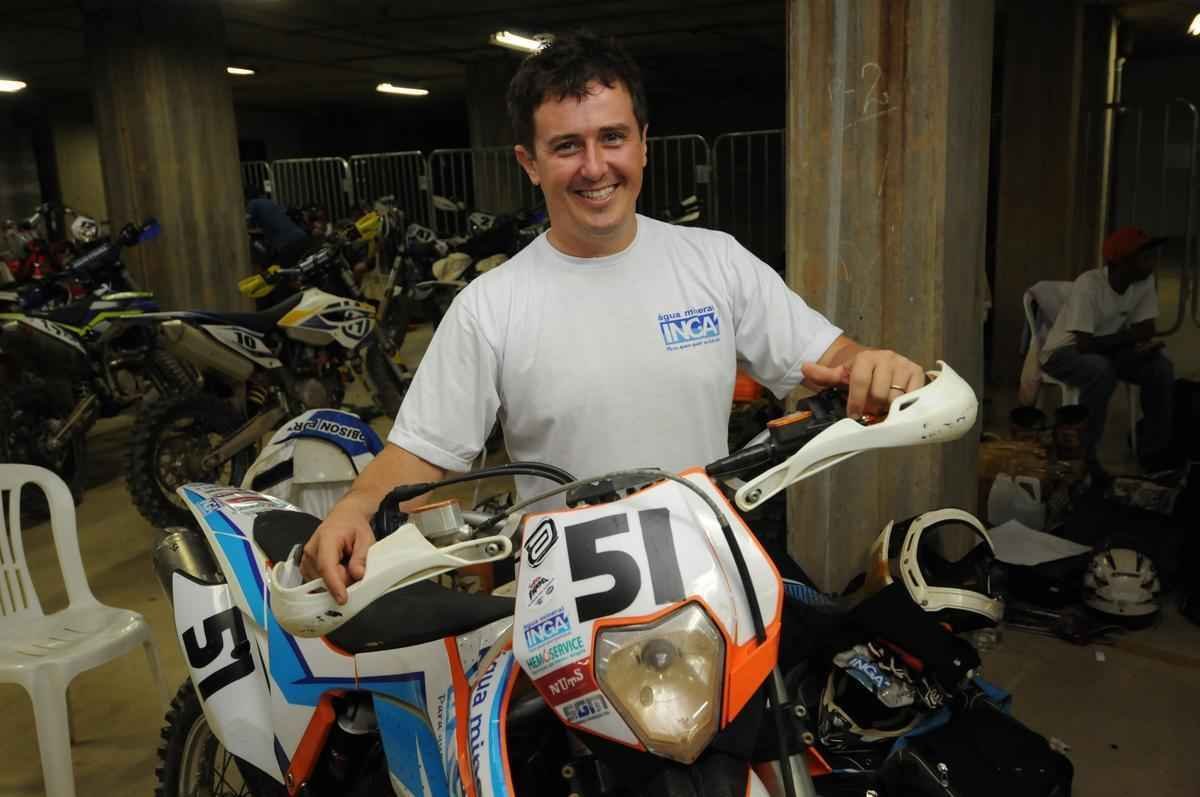 Imagens de bastidores do Superenduro, em BH: boxes, belas mulheres e pilotos