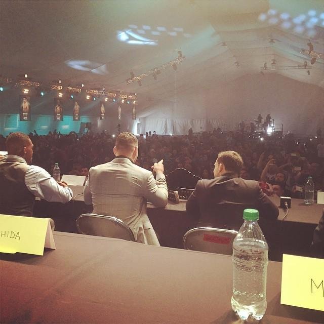 Fotos da super coletiva do UFC em Los Angeles - Lutadores fotografaram pblico da coletiva