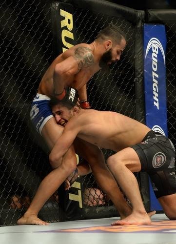 Imagens das lutas e bastidores do UFC 184, em Los Angeles - Masio Fullen (bermuda azul) venceu Alexander Torres por deciso dividida
