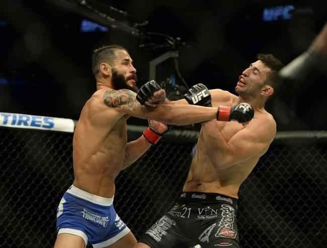 Imagens das lutas e bastidores do UFC 184, em Los Angeles - Masio Fullen (bermuda azul) venceu Alexander Torres por deciso dividida