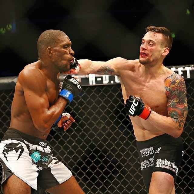 Imagens das lutas e bastidores do UFC 184, em Los Angeles - Valmir Lzaro 'Bidu' (bermuda preta e branca) venceu James Krause por deciso dividida