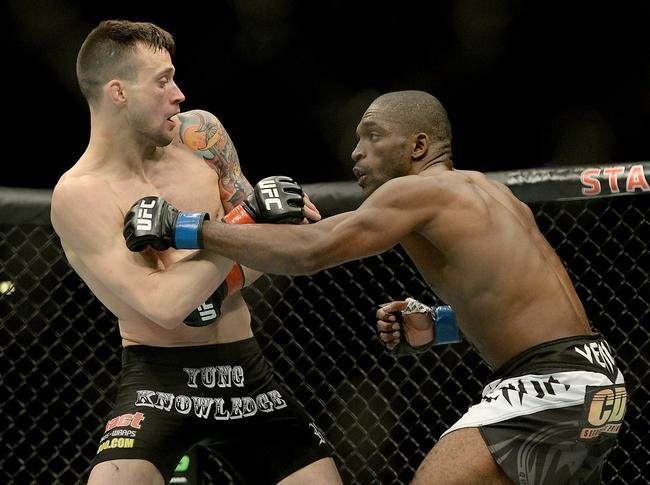 Imagens das lutas e bastidores do UFC 184, em Los Angeles - Valmir Lzaro 'Bidu' (bermuda preta e branca) venceu James Krause por deciso dividida