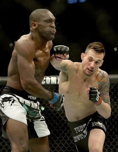 Imagens das lutas e bastidores do UFC 184, em Los Angeles - Valmir Lzaro 'Bidu' (bermuda preta e branca) venceu James Krause por deciso dividida