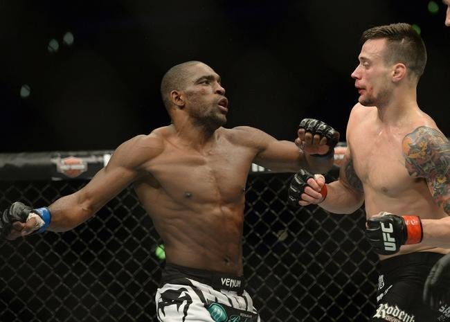 Imagens das lutas e bastidores do UFC 184, em Los Angeles - Valmir Lzaro 'Bidu' (bermuda preta e branca) venceu James Krause por deciso dividida