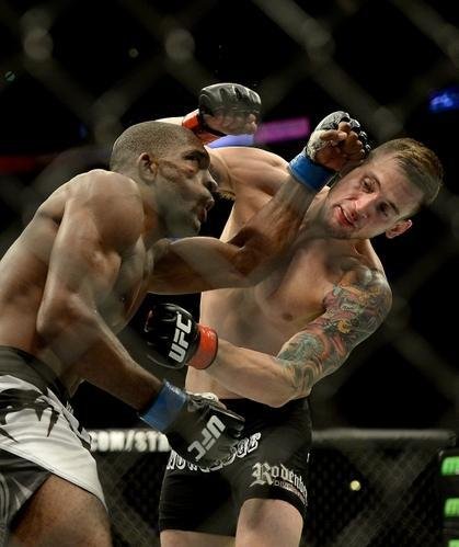 Imagens das lutas e bastidores do UFC 184, em Los Angeles - Valmir Lzaro 'Bidu' (bermuda preta e branca) venceu James Krause por deciso dividida