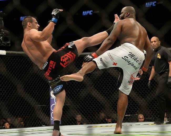 Imagens das lutas e bastidores do UFC 184, em Los Angeles - Derrick Lewis (bermuda branca) venceu Ruan Potts por nocaute tcnico aos 3m18s do segundo round
