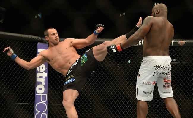 Imagens das lutas e bastidores do UFC 184, em Los Angeles - Derrick Lewis (bermuda branca) venceu Ruan Potts por nocaute tcnico aos 3m18s do segundo round