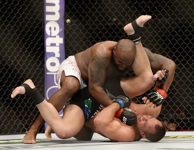 Imagens das lutas e bastidores do UFC 184, em Los Angeles - Derrick Lewis (bermuda branca) venceu Ruan Potts por nocaute tcnico aos 3m18s do segundo round