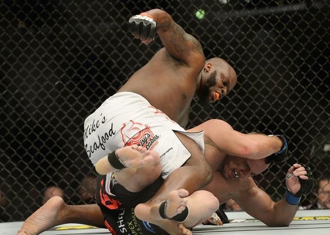 Imagens das lutas e bastidores do UFC 184, em Los Angeles - Derrick Lewis (bermuda branca) venceu Ruan Potts por nocaute tcnico aos 3m18s do segundo round