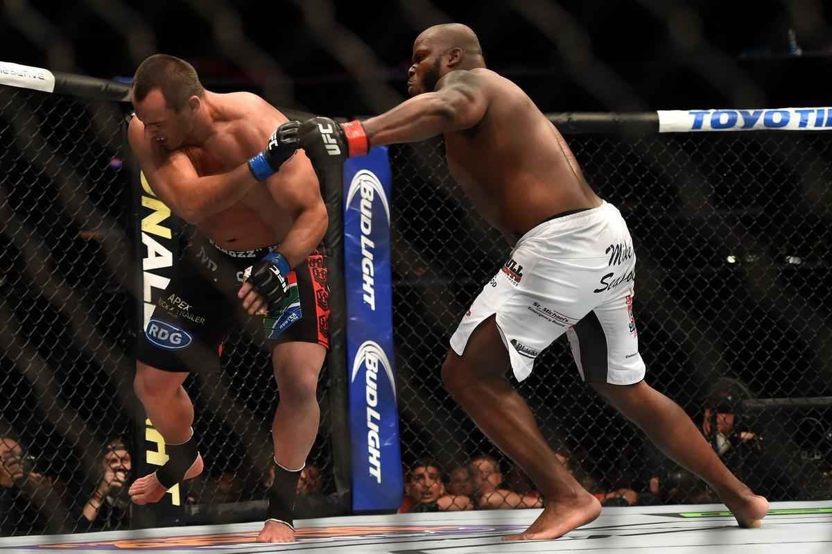 Imagens das lutas e bastidores do UFC 184, em Los Angeles - Derrick Lewis (bermuda branca) venceu Ruan Potts por nocaute tcnico aos 3m18s do segundo round