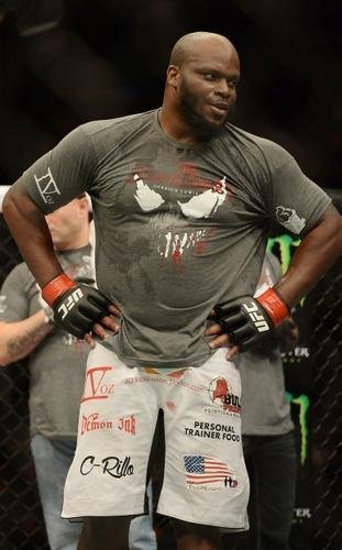 Imagens das lutas e bastidores do UFC 184, em Los Angeles - Derrick Lewis (bermuda branca) venceu Ruan Potts por nocaute tcnico aos 3m18s do segundo round