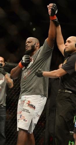 Imagens das lutas e bastidores do UFC 184, em Los Angeles - Derrick Lewis (bermuda branca) venceu Ruan Potts por nocaute tcnico aos 3m18s do segundo round
