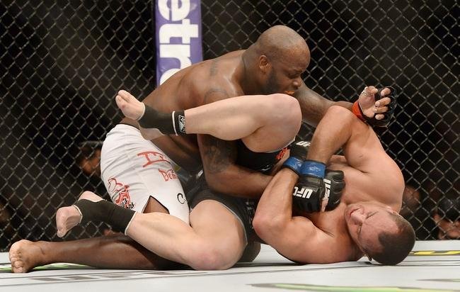 Imagens das lutas e bastidores do UFC 184, em Los Angeles - Derrick Lewis (bermuda branca) venceu Ruan Potts por nocaute tcnico aos 3m18s do segundo round