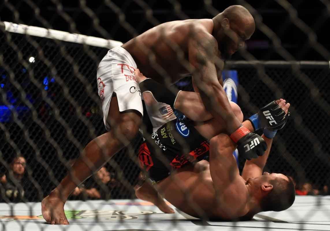 Imagens das lutas e bastidores do UFC 184, em Los Angeles - Derrick Lewis (bermuda branca) venceu Ruan Potts por nocaute tcnico aos 3m18s do segundo round