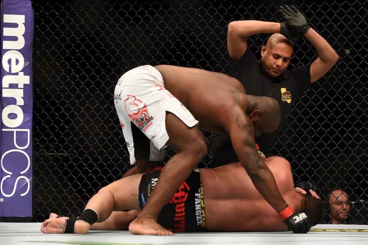 Imagens das lutas e bastidores do UFC 184, em Los Angeles - Derrick Lewis (bermuda branca) venceu Ruan Potts por nocaute tcnico aos 3m18s do segundo round