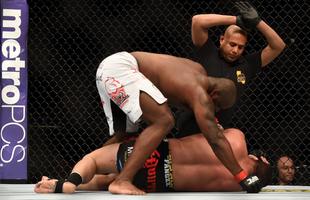 Imagens das lutas e bastidores do UFC 184, em Los Angeles - Derrick Lewis (bermuda branca) venceu Ruan Potts por nocaute tcnico aos 3m18s do segundo round
