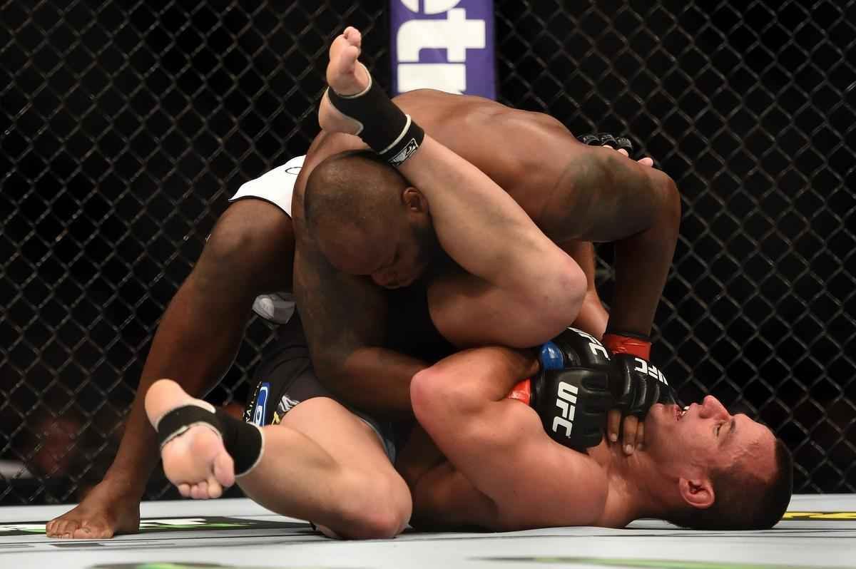 Imagens das lutas e bastidores do UFC 184, em Los Angeles - Derrick Lewis (bermuda branca) venceu Ruan Potts por nocaute tcnico aos 3m18s do segundo round