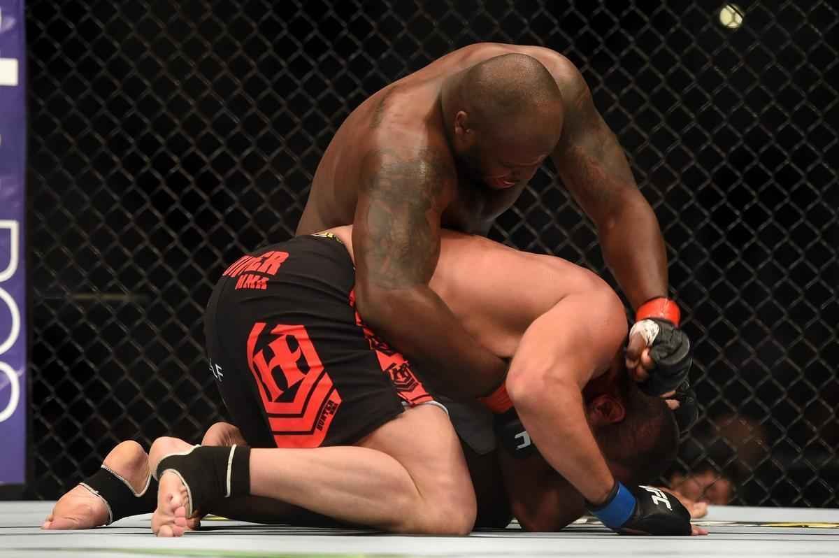 Imagens das lutas e bastidores do UFC 184, em Los Angeles - Derrick Lewis (bermuda branca) venceu Ruan Potts por nocaute tcnico aos 3m18s do segundo round