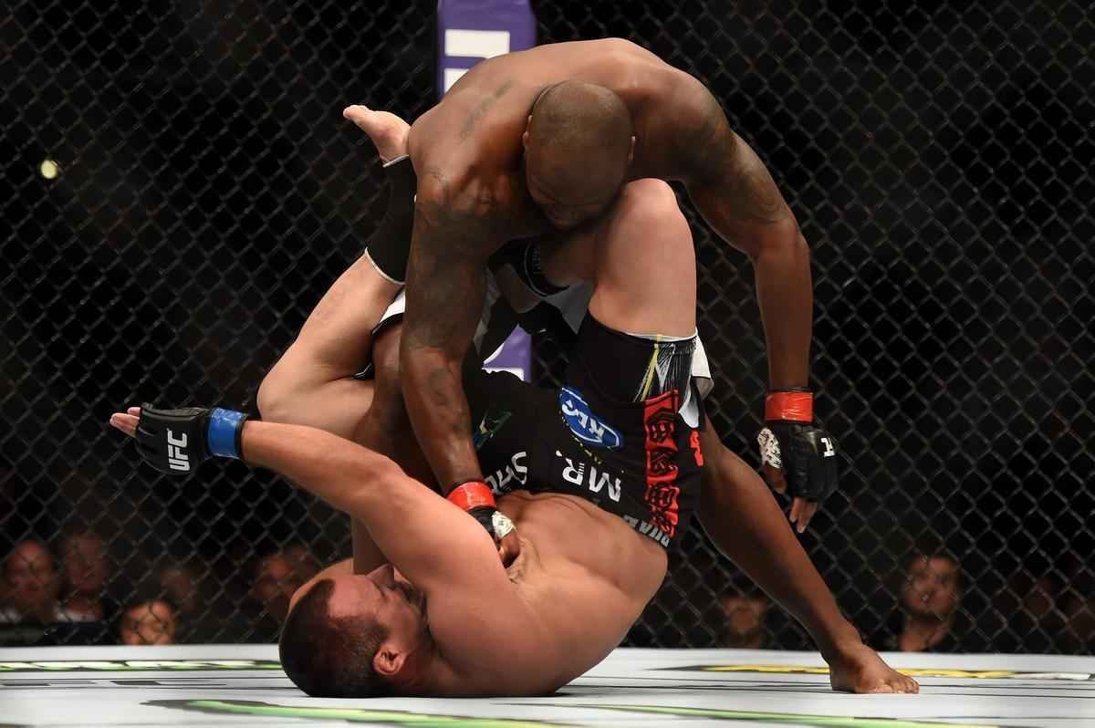 Imagens das lutas e bastidores do UFC 184, em Los Angeles - Derrick Lewis (bermuda branca) venceu Ruan Potts por nocaute tcnico aos 3m18s do segundo round