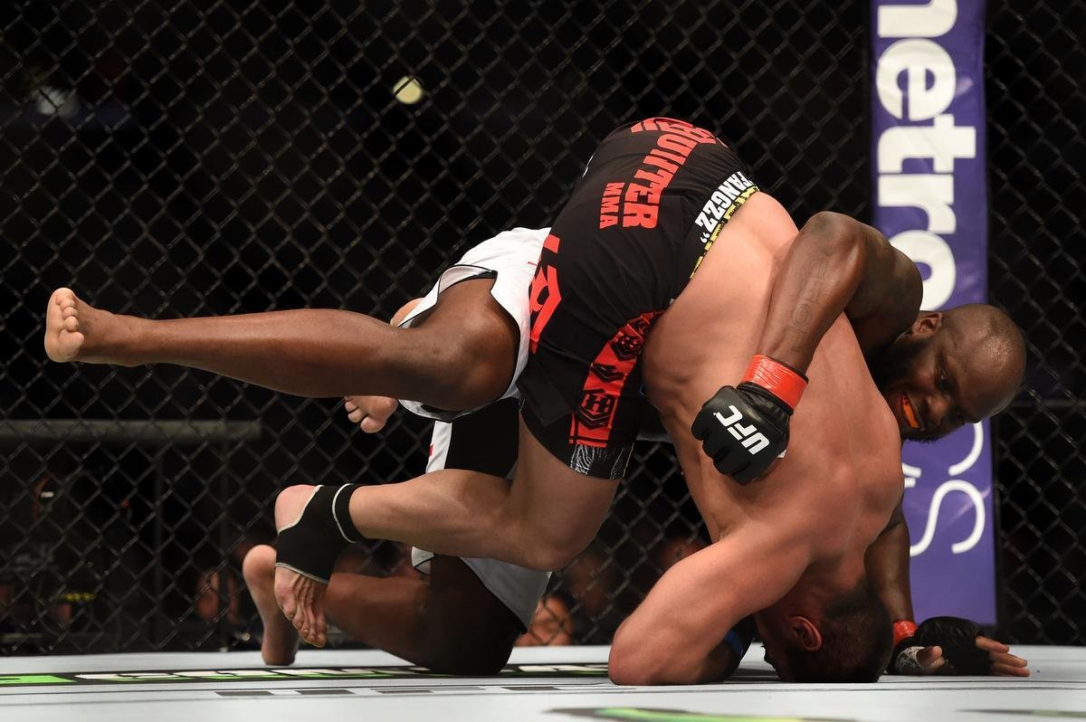 Imagens das lutas e bastidores do UFC 184, em Los Angeles - Derrick Lewis (bermuda branca) venceu Ruan Potts por nocaute tcnico aos 3m18s do segundo round