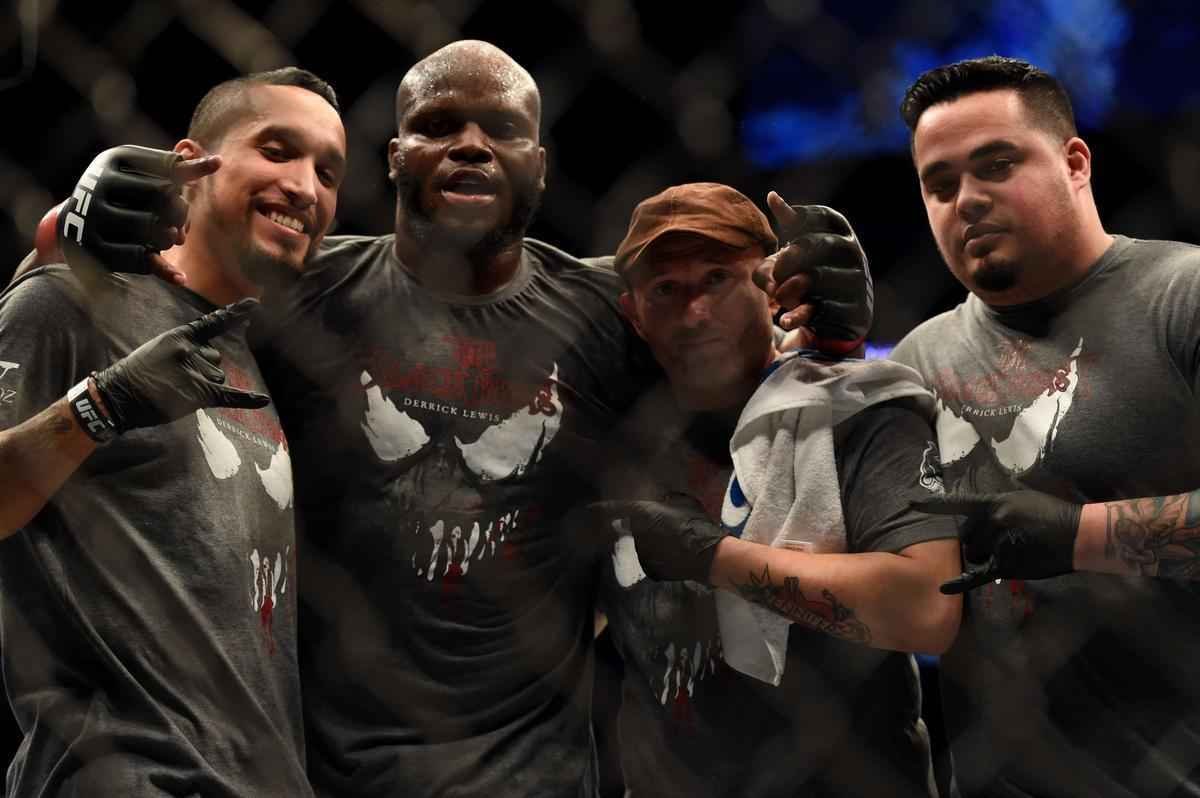 Imagens das lutas e bastidores do UFC 184, em Los Angeles - Derrick Lewis (bermuda branca) venceu Ruan Potts por nocaute tcnico aos 3m18s do segundo round