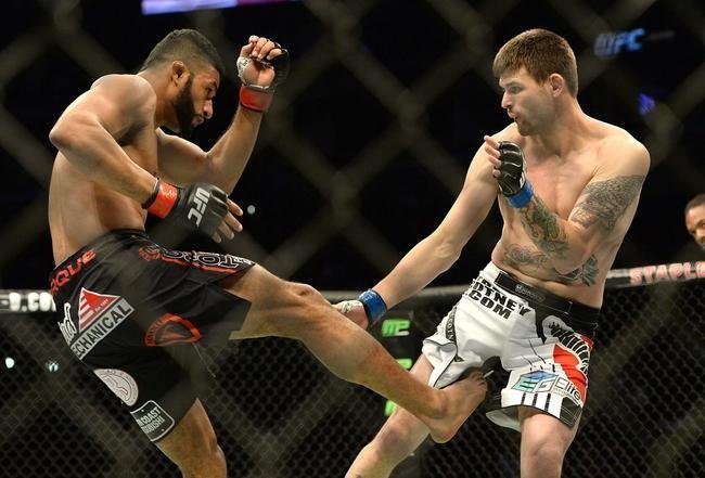 Imagens das lutas e bastidores do UFC 184, em Los Angeles - Tim Means (bermuda branca) venceu Dhiego Lima por nocaute tcnico aos 2m17s do primeiro round