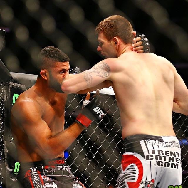 Imagens das lutas e bastidores do UFC 184, em Los Angeles - Tim Means (bermuda branca) venceu Dhiego Lima por nocaute tcnico aos 2m17s do primeiro round