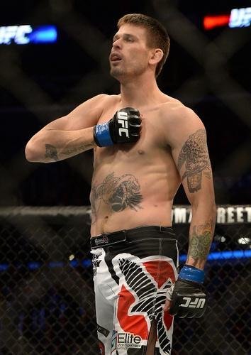 Imagens das lutas e bastidores do UFC 184, em Los Angeles - Tim Means (bermuda branca) venceu Dhiego Lima por nocaute tcnico aos 2m17s do primeiro round