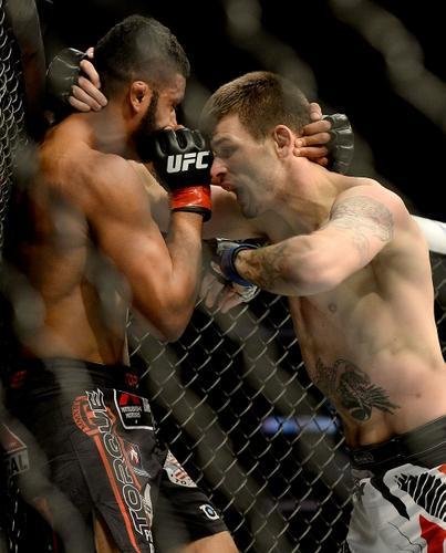 Imagens das lutas e bastidores do UFC 184, em Los Angeles - Tim Means (bermuda branca) venceu Dhiego Lima por nocaute tcnico aos 2m17s do primeiro round