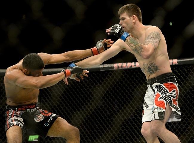 Imagens das lutas e bastidores do UFC 184, em Los Angeles - Tim Means (bermuda branca) venceu Dhiego Lima por nocaute tcnico aos 2m17s do primeiro round