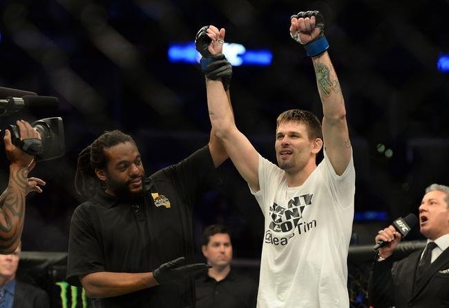 Imagens das lutas e bastidores do UFC 184, em Los Angeles - Tim Means (bermuda branca) venceu Dhiego Lima por nocaute tcnico aos 2m17s do primeiro round