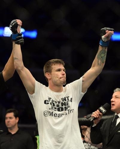 Imagens das lutas e bastidores do UFC 184, em Los Angeles - Tim Means (bermuda branca) venceu Dhiego Lima por nocaute tcnico aos 2m17s do primeiro round