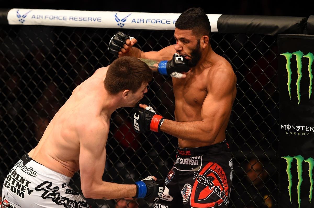 Imagens das lutas e bastidores do UFC 184, em Los Angeles - Tim Means (bermuda branca) venceu Dhiego Lima por nocaute tcnico aos 2m17s do primeiro round
