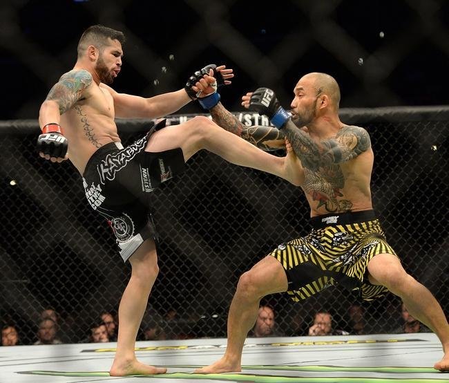 Imagens das lutas e bastidores do UFC 184, em Los Angeles - Kid Yamamoto x Roman Salazar foi declarada 'No Contest', por dedada no olho acidental aplicada por Kid Yamamoto