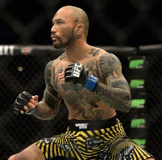 Imagens das lutas e bastidores do UFC 184, em Los Angeles - Kid Yamamoto x Roman Salazar foi declarada 'No Contest', por dedada no olho acidental aplicada por Kid Yamamoto