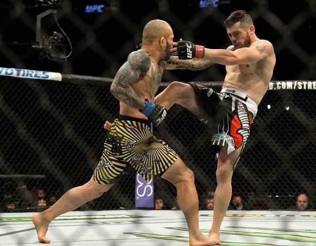 Imagens das lutas e bastidores do UFC 184, em Los Angeles - Kid Yamamoto x Roman Salazar foi declarada 'No Contest', por dedada no olho acidental aplicada por Kid Yamamoto