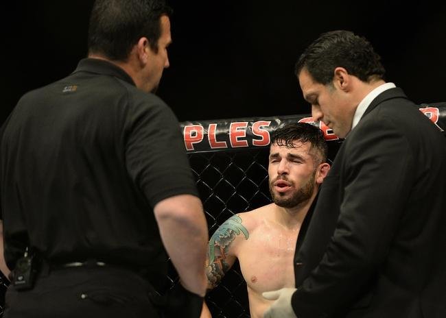 Imagens das lutas e bastidores do UFC 184, em Los Angeles - Kid Yamamoto x Roman Salazar foi declarada 'No Contest', por dedada no olho acidental aplicada por Kid Yamamoto